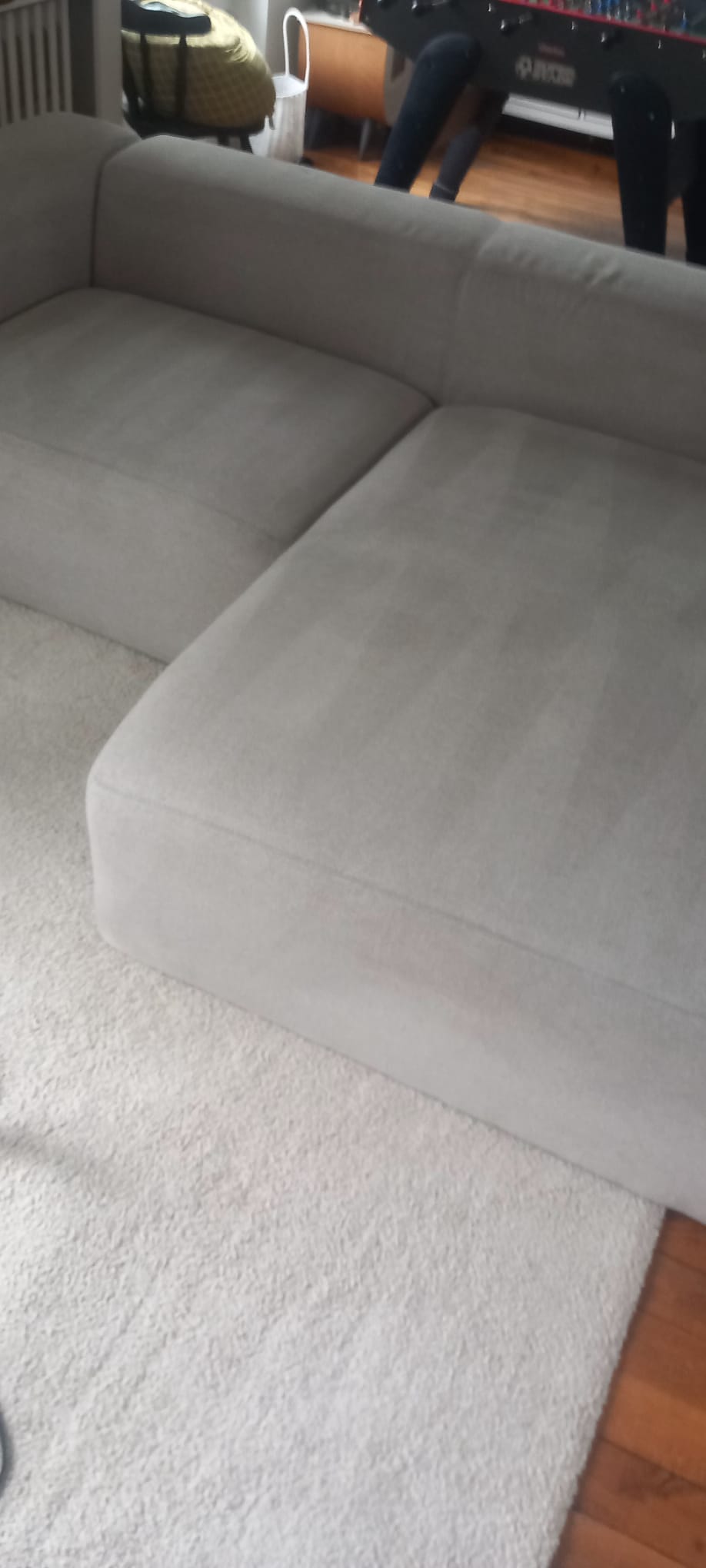 Avant et après nettoyage de l'intérieur d'une voiture, avec des tapis transformés par Kassclean