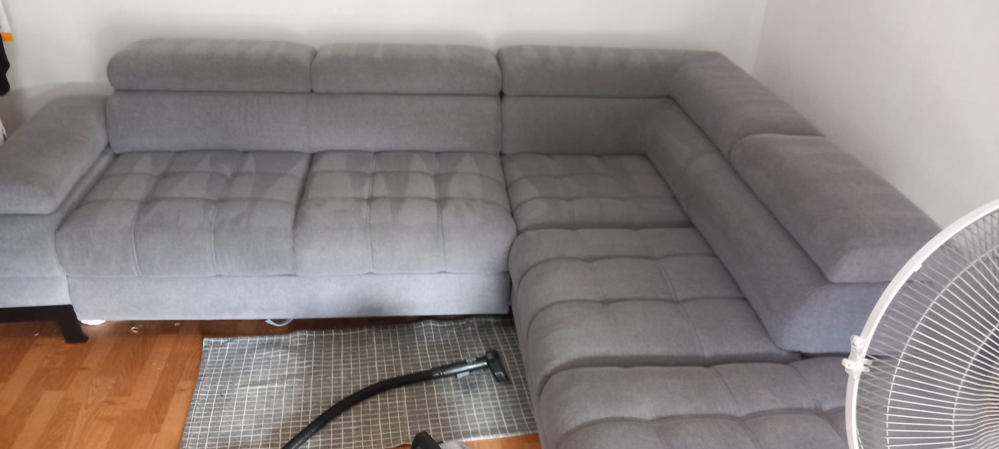 Intérieur de voiture avant et après nettoyage, avec une console centrale impeccable grâce à Kassclean